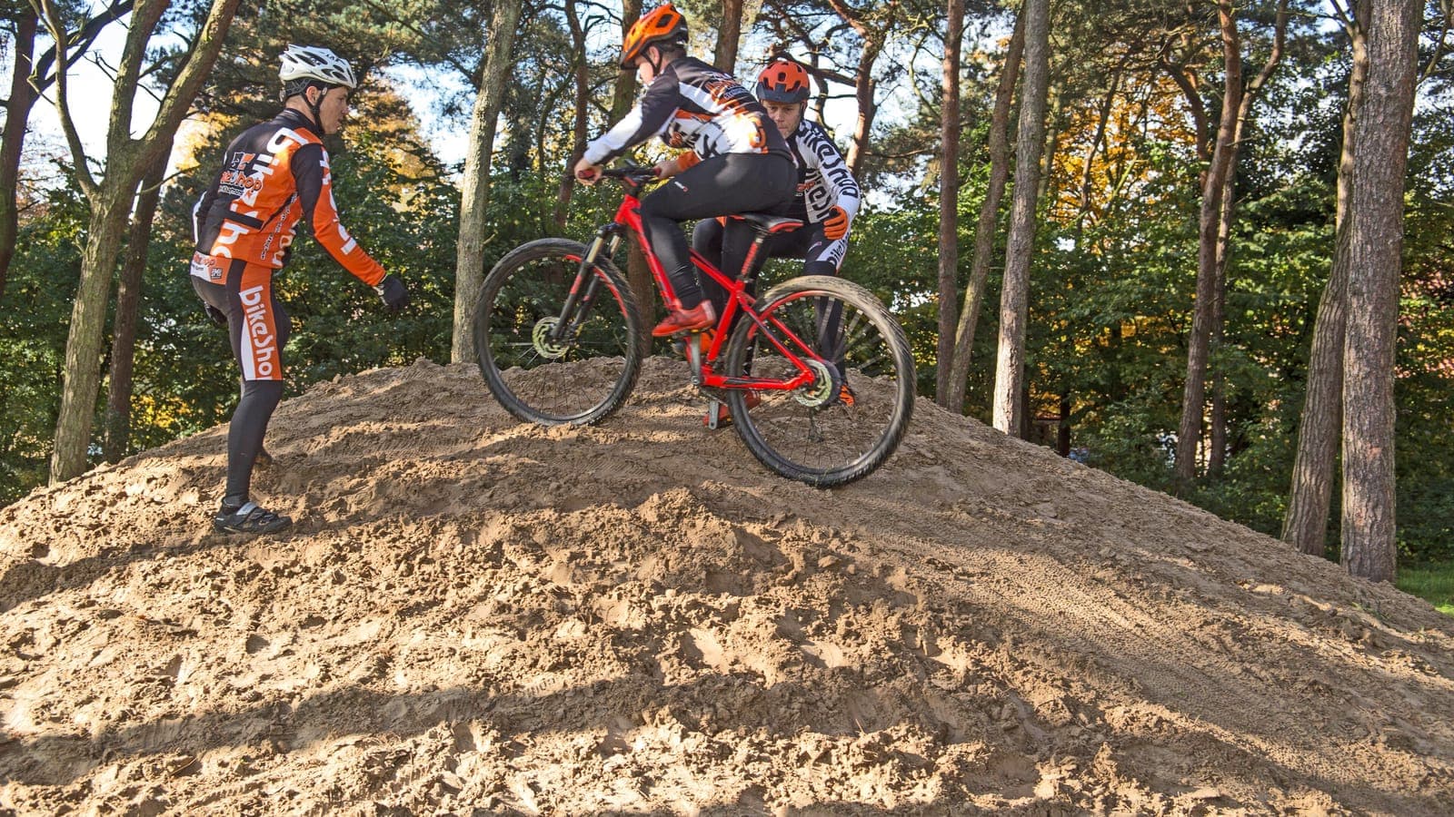 Mountainbiker rijdt over een zandheuvel op de Galgenberg bij Liessel